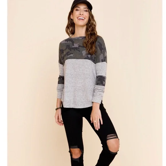 NWT Francesca’s Camo Thermal Top XS - Picture 2 of 4